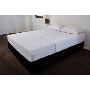 Light & Easy, Quick Dry, Waterproof Bed Pad - White - Fits across Queen/King or Full length on any bed BD1070K